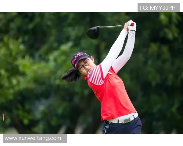 球星赛场小憩坐在足球上展现轻松时刻与运动魅力