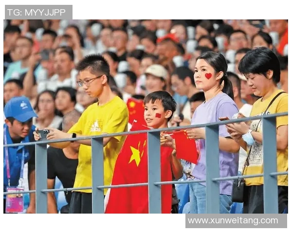 球迷欢呼声中球星现身观众席引发全场热烈反应与关注